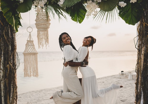 Ludmilla e Brunna Gonçalves renovam os votos de casamento no Caribe (Foto: Divulgação)