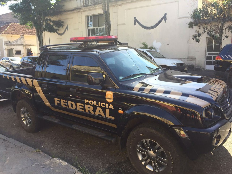 Polícia Federal cumpre mandados da operação "Desvia" na Prefeitura de Barbacena nesta terça-feira (21) — Foto: Leonardo Patrus/G1