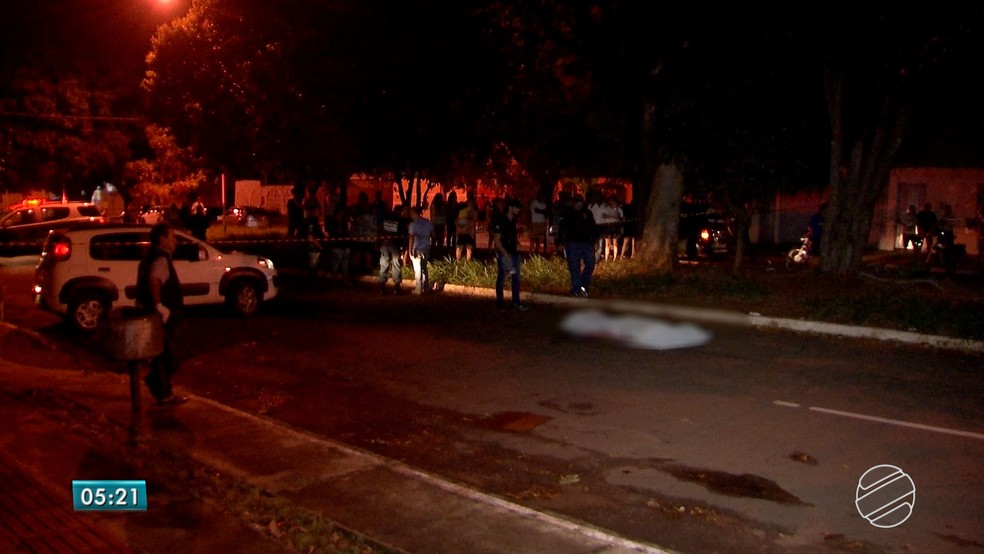 VÃ­tima morreu no meio da avenida, em Campo Grande (Foto: ReproduÃ§Ã£o/TV Morena)