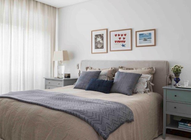 Tons calmos estão presentes no quarto do casal. A maciez do linho cobre a cama, enquanto as variedades de azul claro remetem à tranqulidade (Foto: Divulgação)
