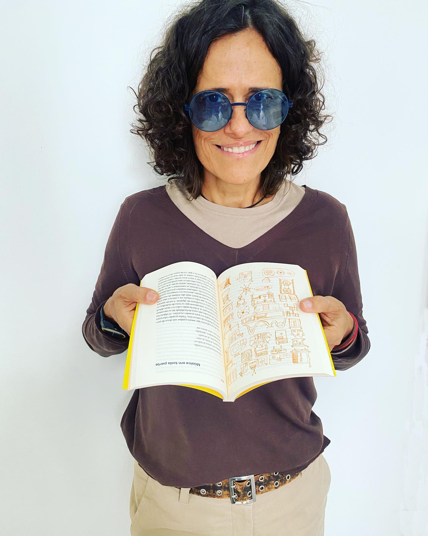 Zélia Duncan te pega pela palavra ao interligar os fios das memórias musicais em livro encantador