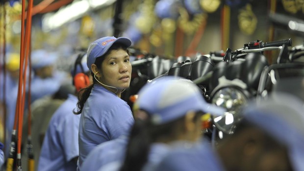 Mulheres trabalham em fábrica (Foto: José Paulo Lacerda/CNI/Direitos reservados, via Agência Brasil)