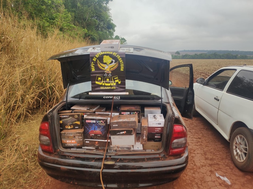 Um dos carros com mercadoria do Paraguai, diz polícia — Foto: DOF/Divulgação