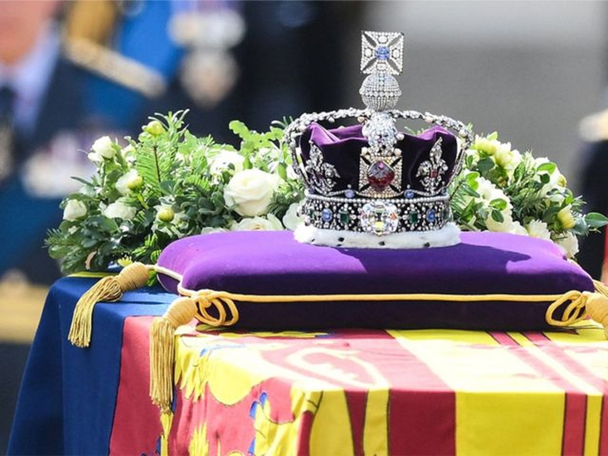 Funeral da Rainha Elizabeth II a história da impressionante coroa