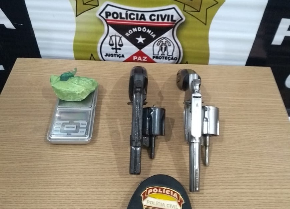 Armas foram apreendidas com um dos suspeitos — Foto: Polícia Civil/Divulgação