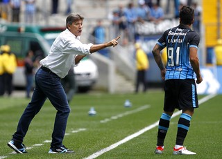 Abraçado por Renato, Henrique sai aplaudido em reencontro com torcida