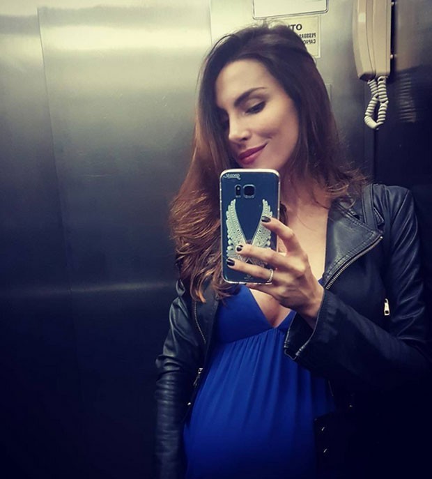 Maio de 2017: Mel mostra barrigão em selfie no elevador (Foto: Reprodução/Instagram)