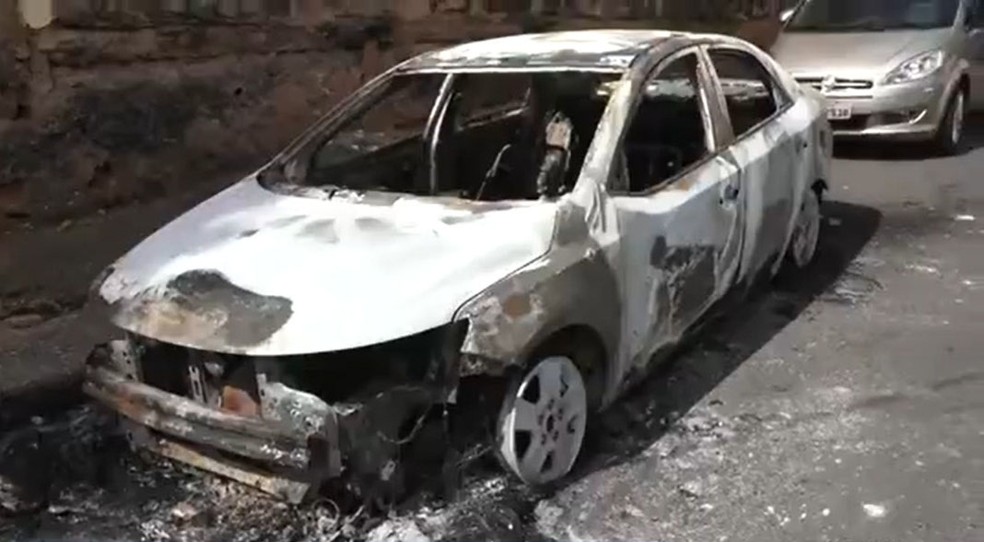 Carro é incendiado no bairro da Federação, em Salvador; este é o 2º caso em uma semana — Foto: Reprodução/TV Bahia