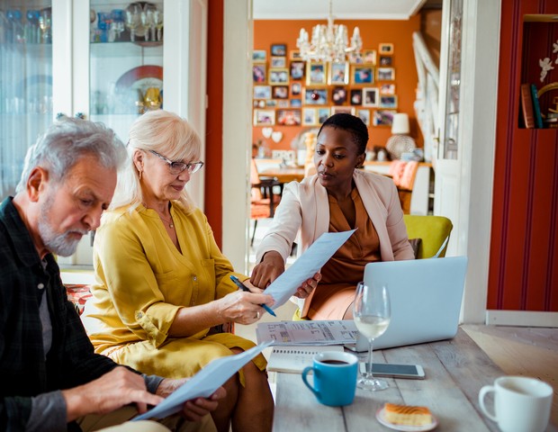 Close up of a senior couple getting help from a financial advisor (Foto: Getty Images) Close up of a senior couple getting help from a financial advisor (Foto: Getty Images)