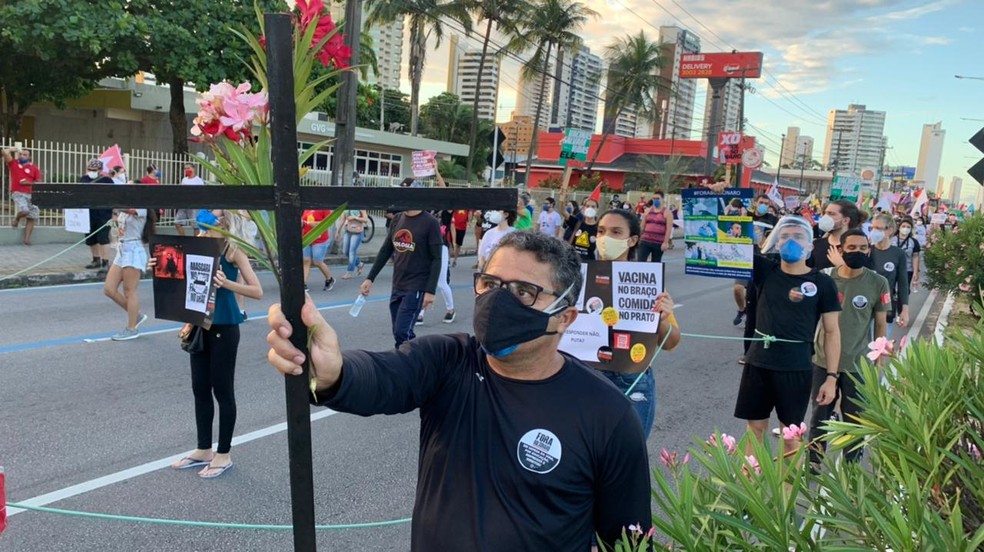 Manifestantes protestaram contra o presidente Jair Bolsonaro em Natal &mdash; Foto: Anna Alyne Cunha/Inter TV Cabugi