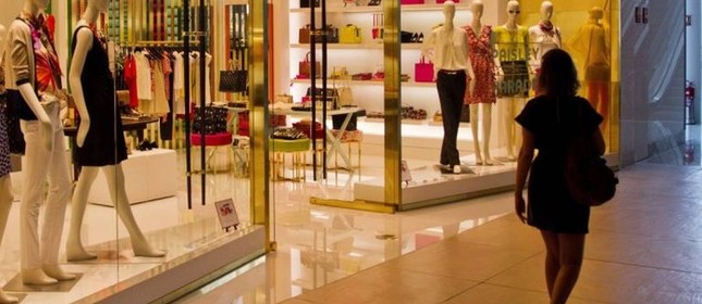 Consumidora observa vitrine em shopping no Rio: comércio registrou queda nas vendas de 0,4% em abril