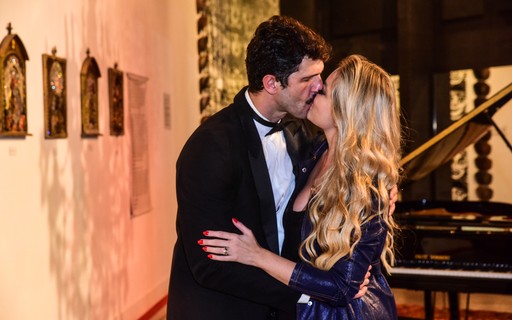 Ellen Rocche e Guilherme Chelucci trocam beijos em estreia teatral