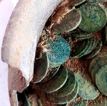 Jarro contendo as moedas do século 17 — Foto: Lubelski Wojewódzki Konserwator Zabytków/Reprodução/Facebook