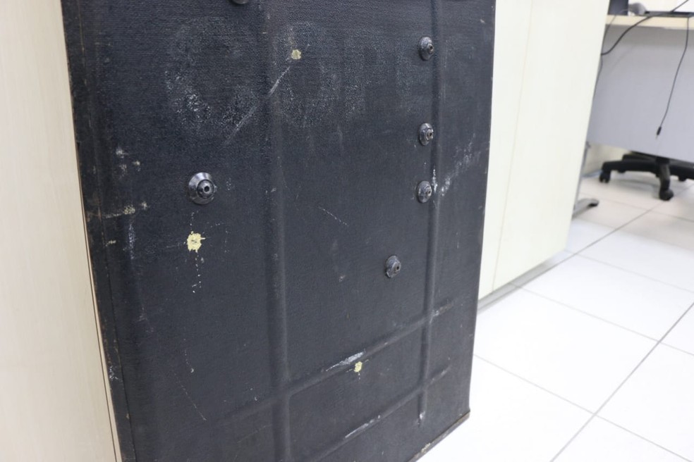 Escudo balístico usado por um soldado da PM da Bahia no confronto com Adriano — Foto: Alberto Maraux