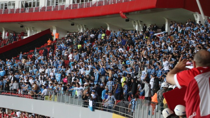 Torcida gremista quebra e arremessa cadeiras após perda do título