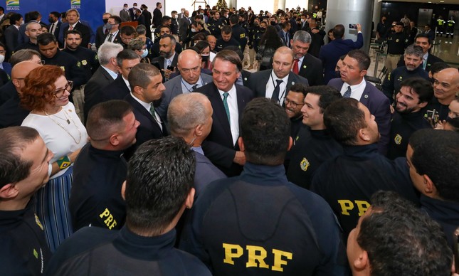 O presidente Jair Bolsonaro com agentes da PFR durante lançamento do Programa Rodovida