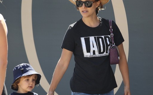 Natalie Portman é clicada em passeio com a filha, Amalia