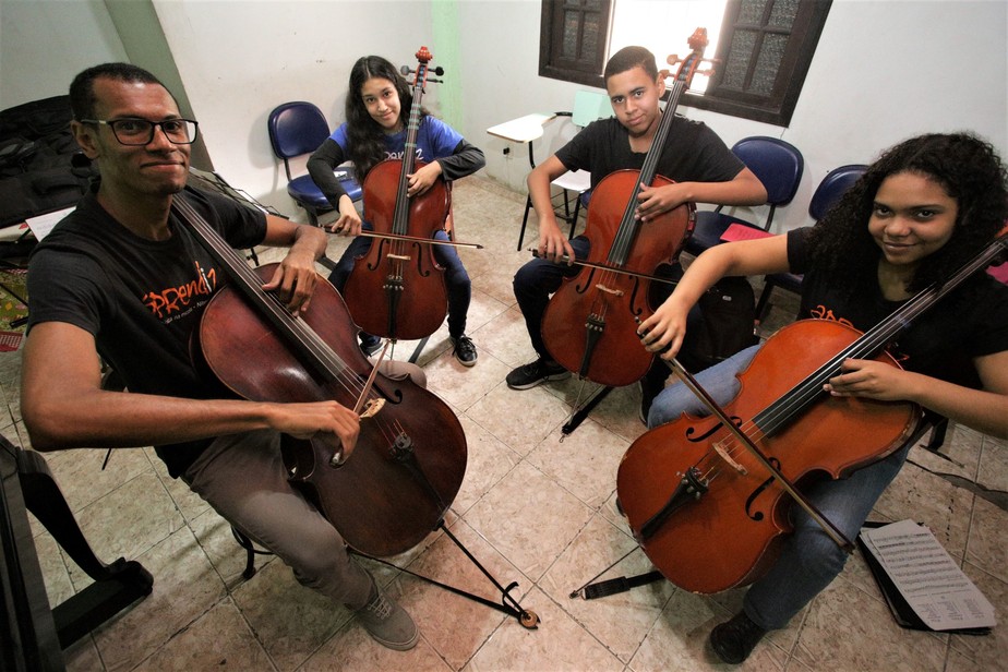 Jovens da rede pública de ensino estudam violoncelo em uma das turmas do módulo avançado