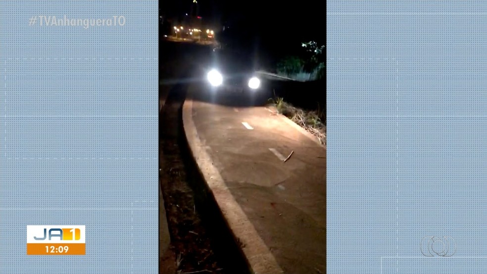 Carro invadiu a área da pista de corridas em parque — Foto: Reprodução/TV Anhanguera