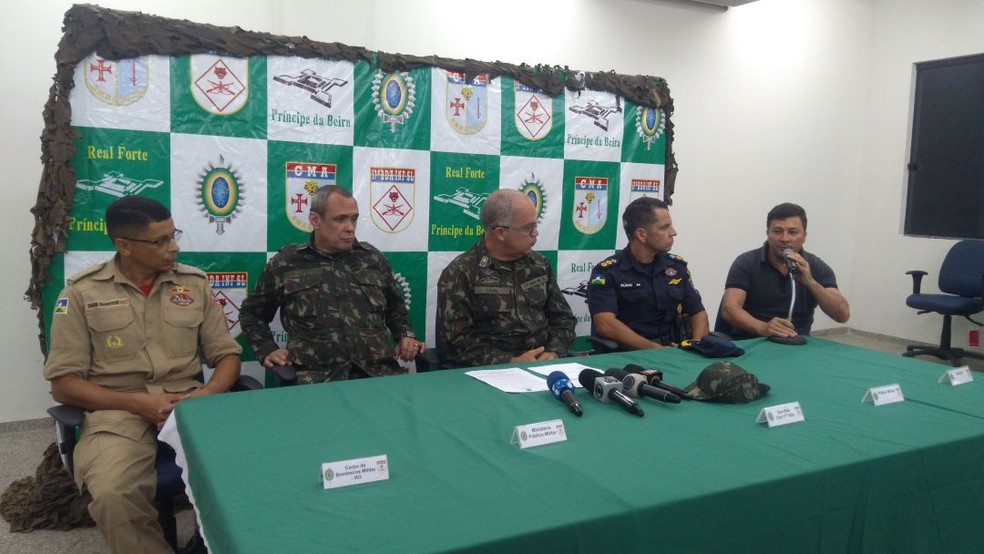 Autoridades falam durante coletiva sobre operação (Foto: Marco Bernardi/G1)