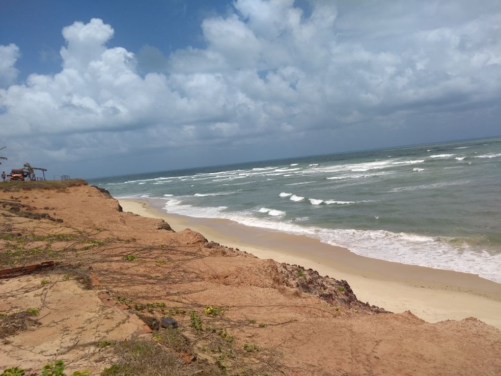 Falésia na praia de Sibaúma, no litoral Sul do RN (Foto: Lucas Cortez )