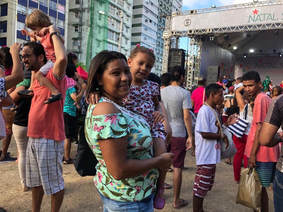 Sirlene Costa levou a filha, Giovanna, para ver o Papai Noel na Rua da Aurora, Centro do Recife — Foto: Pedro Alves/G1