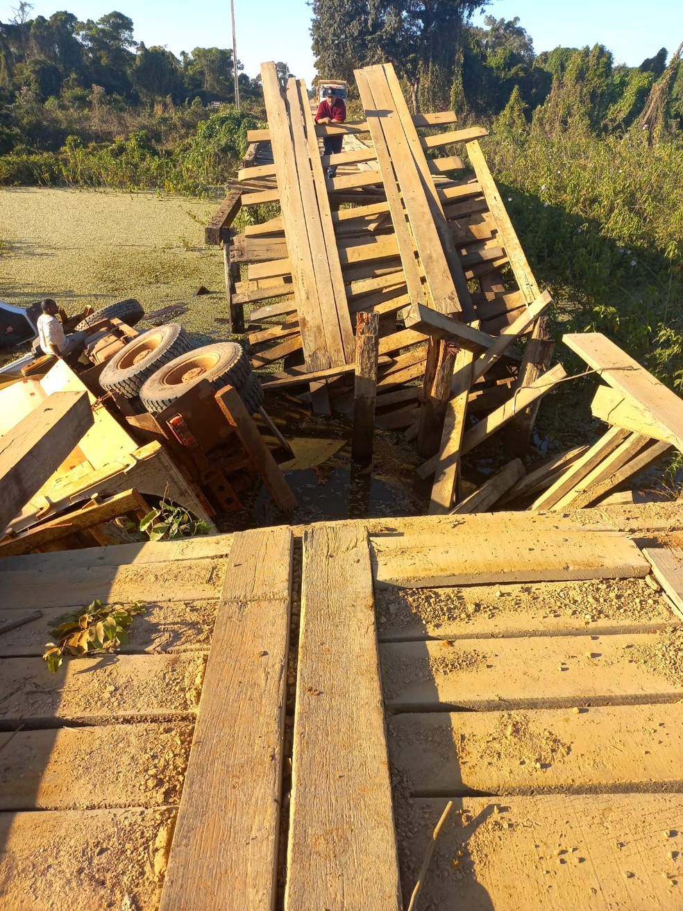 Duas pessoas morreram após ponte de madeira desabar em MT — Foto: Reprodução