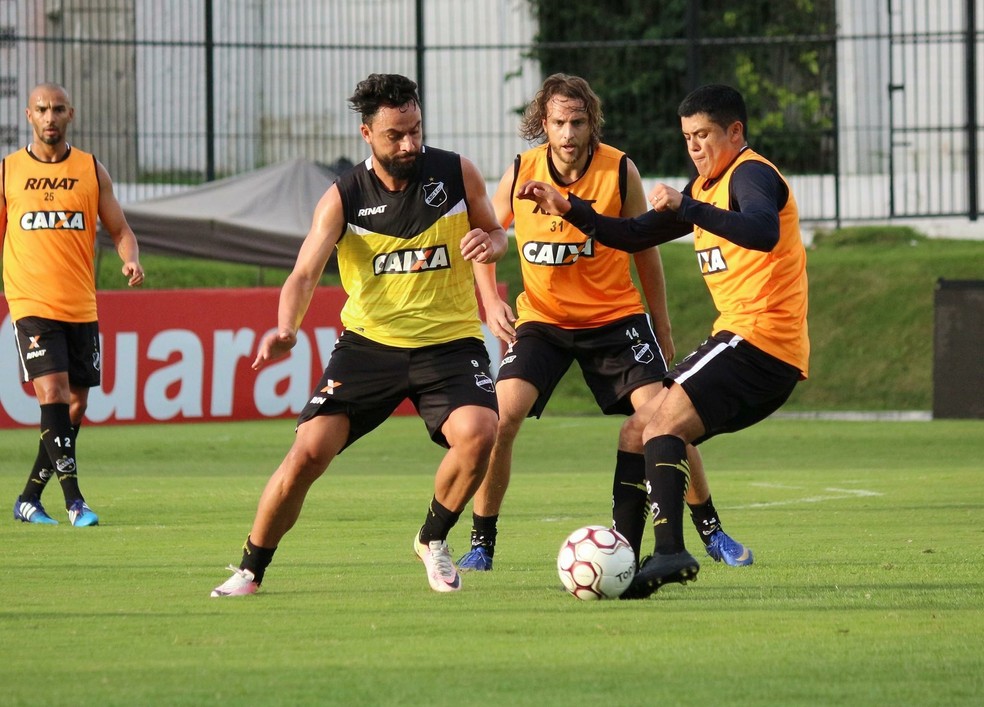 Filipe, Zotti e Echeverría, todos de colete laranja, assumem vagas no time titular do ABC (Foto: Andrei Torres/ABC)