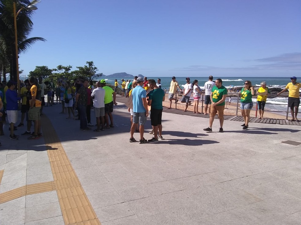 MACAÉ, 12h20: Grupo de manifestantes concentrado na Praia dos Cavaleiros neste domingo (26) — Foto: Divulgação/PM