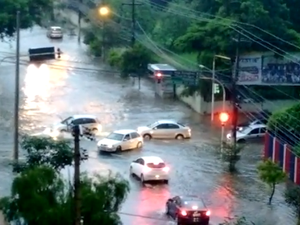 Avenida Marcílio Dias ficou alagada após a chuva (Foto: Carla Nogueira/Arquivo Pessoal)