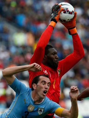 Duwayne e Godin Uruguai x Jamaica (Foto: AP )