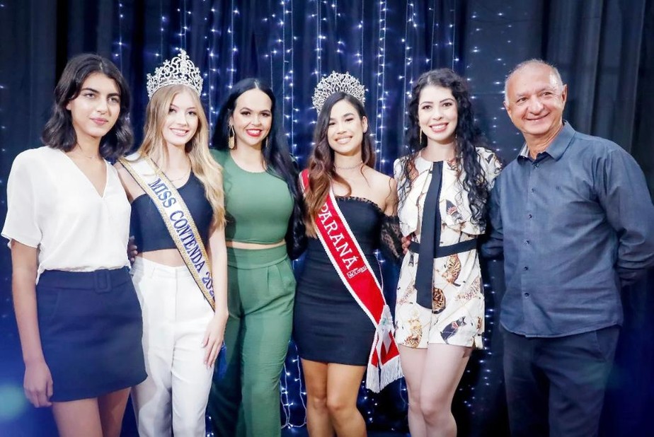 O prefeito Hissam Hussein, de 65 anos, posa com juradas do concurso que elegeu primeira-dama princesa teen