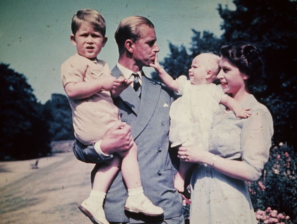 August 1951:  Princess Elizabeth with her husband Prince Philip Duke of Edinburgh and their children Prince Charles and Princess Anne.  (Photo by Keystone/Hulton Archive/Getty Images) (Foto: Getty Images)