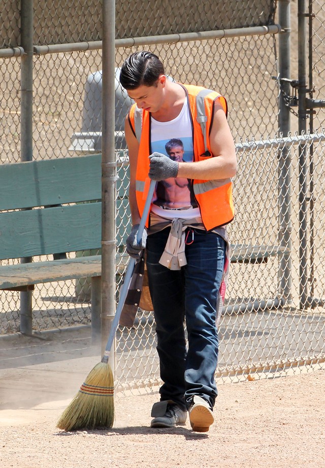 Como resultado, precisou prestar serviços comunitários - mas não sem tirar sarro de sua vítima: Vitalii cumpriu a pena usando uma camiseta com uma foto de Brad Pitt seminu (Foto: Getty Images)