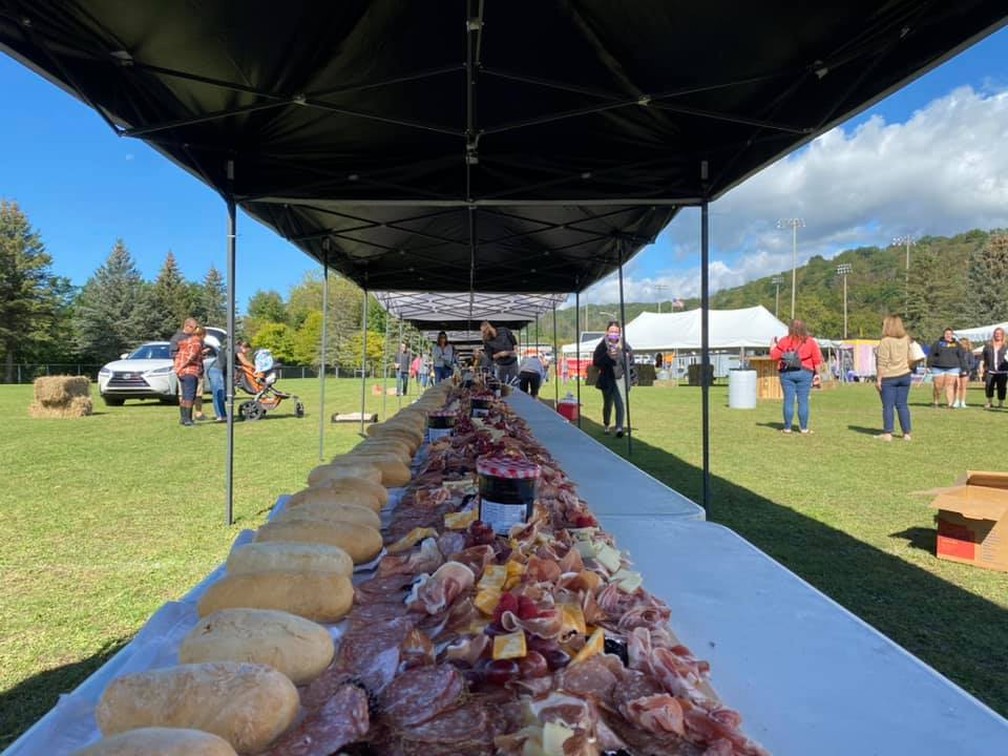 Mesa com acepipes em NY bate o recorde de maior do mundo — Foto: Reprodução/315 Foodies