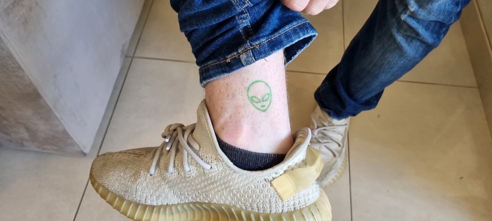 Manoel, da Casa de Vidro do BBB 23, tem uma tatuagem de ET — Foto: Juliana Hippertt/gshow