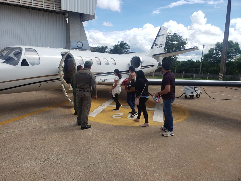 Avião do Ciopaer leva paciente e mãe dela — Foto: Ciopaer