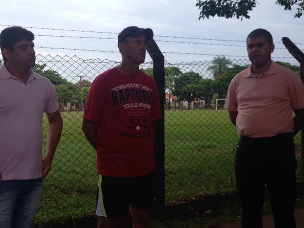 Pai do goleiro (de vermelho) aguarda por informações do filho Danilo  (Foto: Bruna Kobus/RPC)