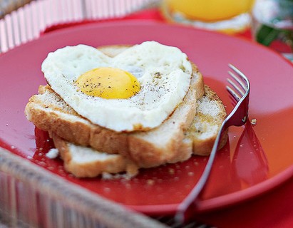 Que tal um ovo de coração com pãozinho? Um arco metálico garante a forma certa