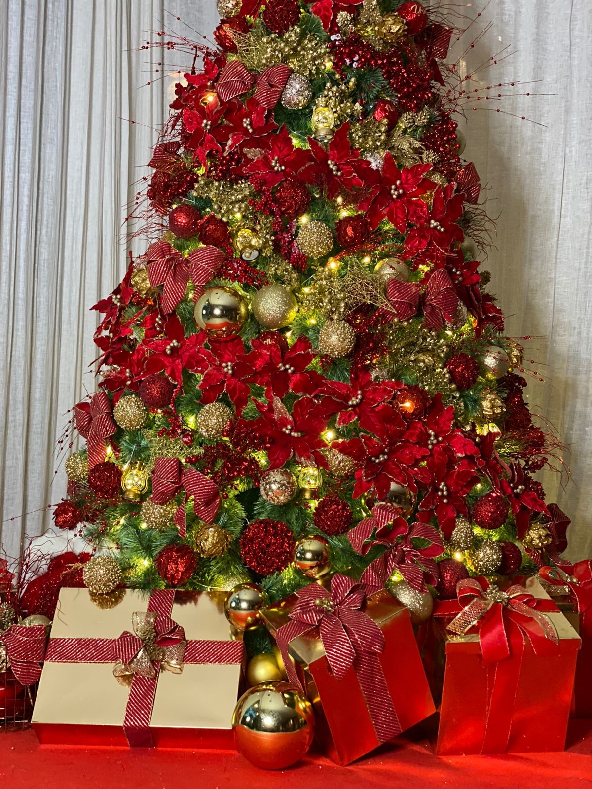 Detalhes da árvore de Natal de Grazi Massafera (Foto: Divulgação)