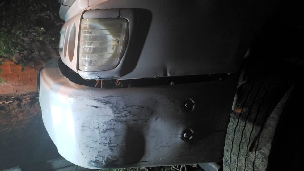 Caminhoneiro bate em carro, deixa 4 pessoas feridas e foge na Via Dutra, em Piraí — Foto: Divulgação/PRF
