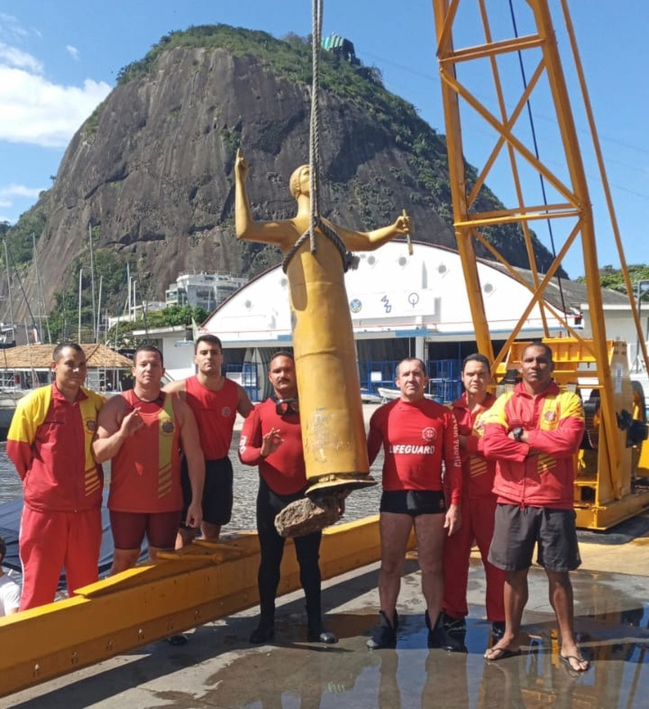 Bombeiros resgatam estátua de São Pedro do Mar, na Urca
