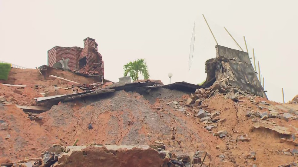 Mirante de prédio caiu com barreira por cima de casa em que morreram dois, em Jaboatão — Foto: Reprodução/TV Globo