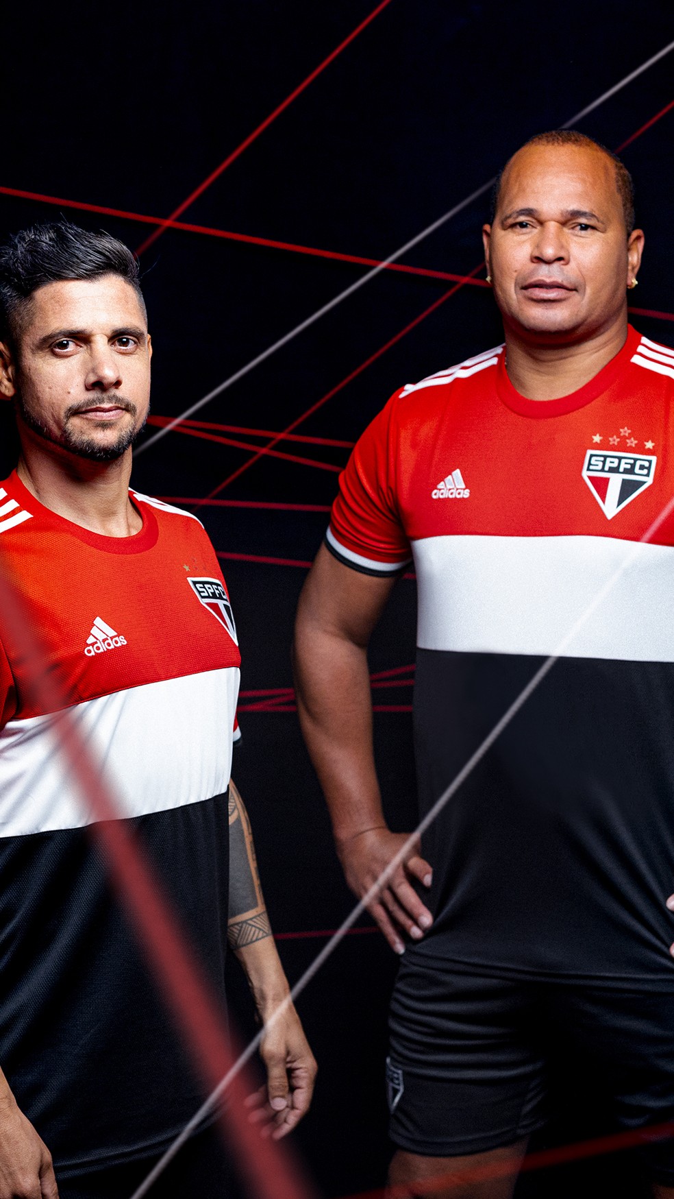 Cicinho e Aloisio com a nova terceira camisa do São Paulo — Foto: Divulgação/Adidas