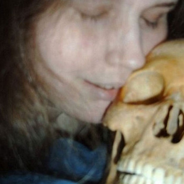 Foto mostra a mulher em momento íntimo com um dos crânios.  (Foto: Reprodução)
