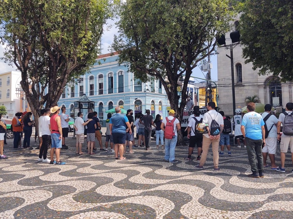Manifestantes protestam contra Bolsonaro em Manaus — Foto: Eliana Nascimento/G1