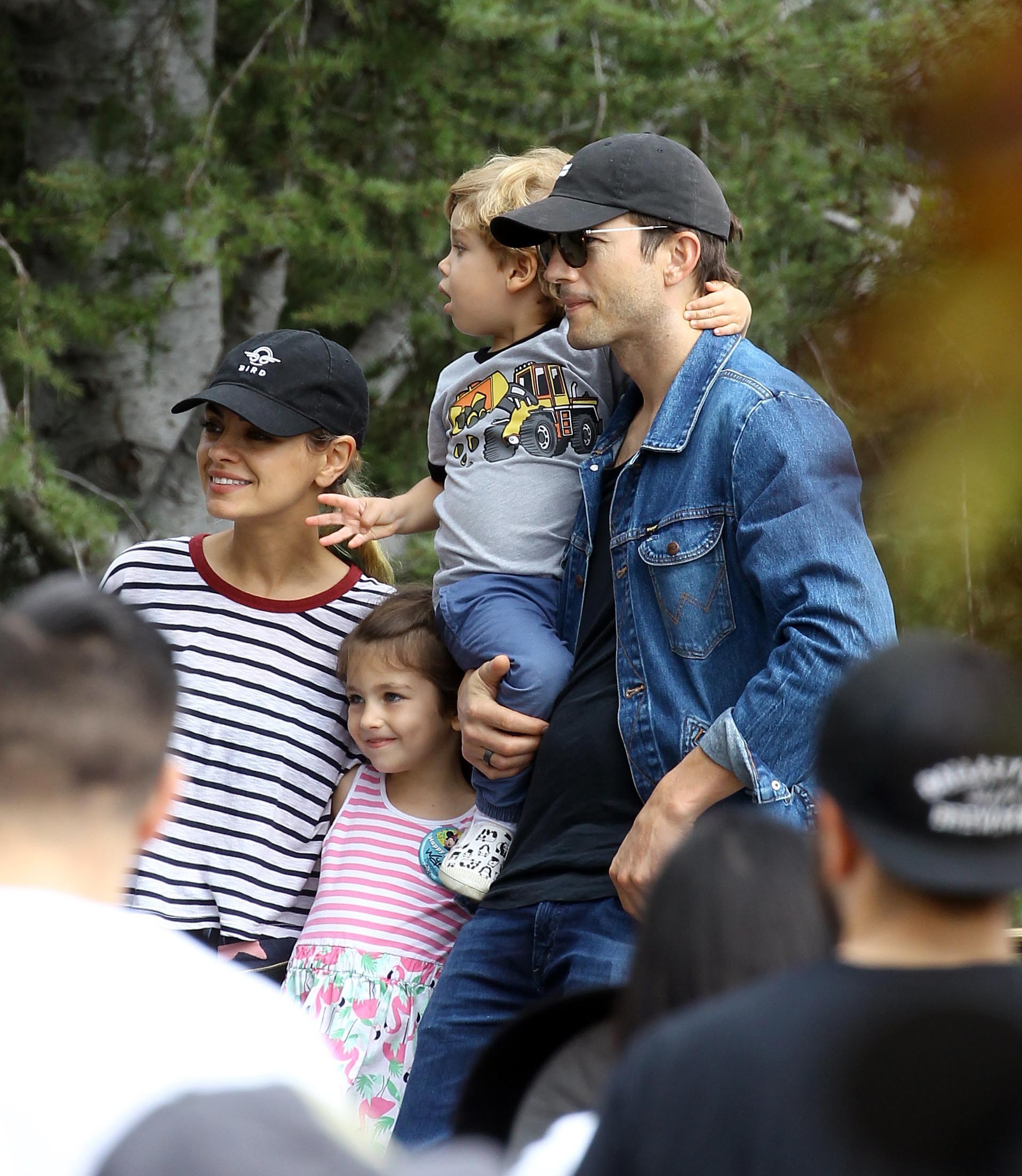 Mila Kunis, Ashton Kutcher e filhos (Foto: Reprodução)