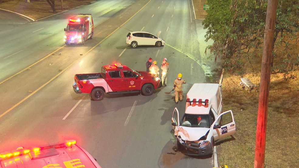 Acidente entre carro e ambulância deixa seis pessoas feridas no DF — Foto: TV Globo/Reprodução