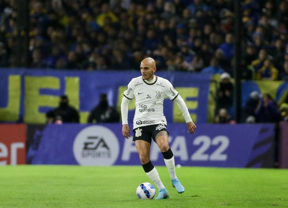 Fábio Santos chama Róger Guedes de 