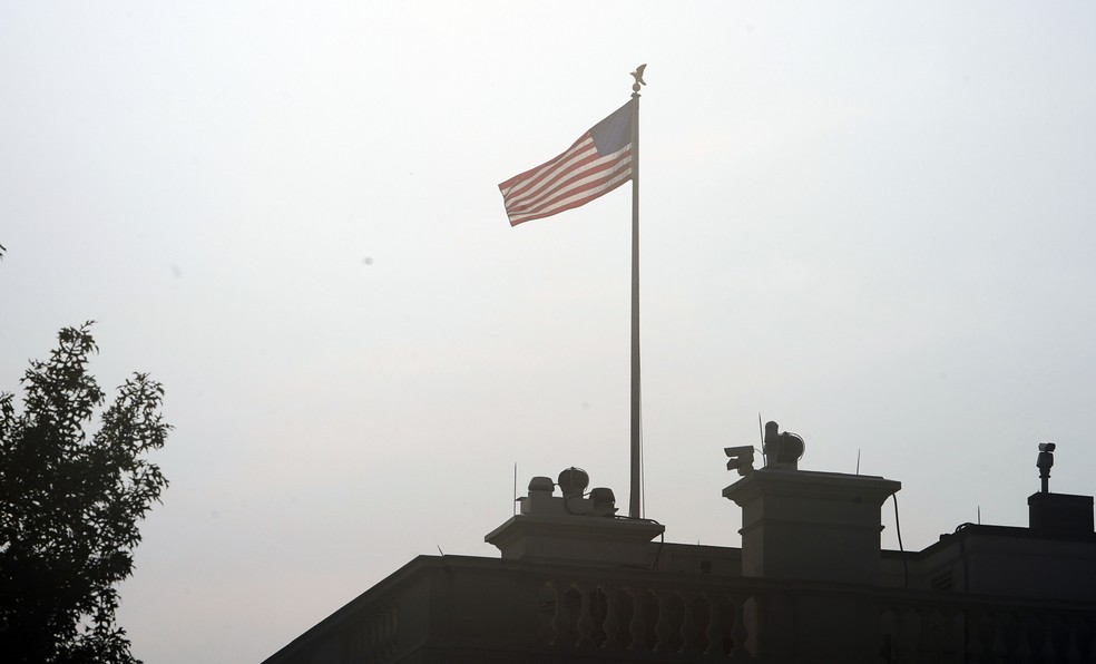 Bandeira americana é vista hasteada nesta segunda-feira (27), menos de 48 horas depois da morte do senador John McCain (Foto: Mandel Ngan/ AFP)
